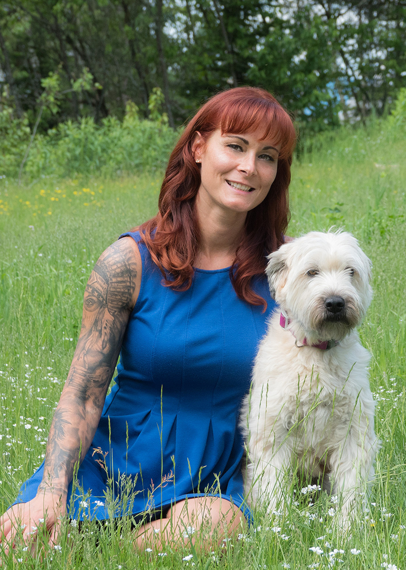 Julie Proulx, thérapeute en pression dirigée et sa chienne de thérapie
