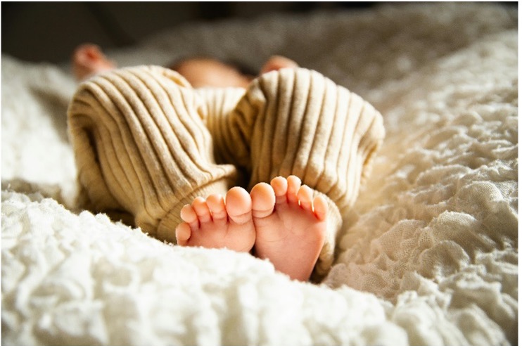 Pieds d’un bébé couché