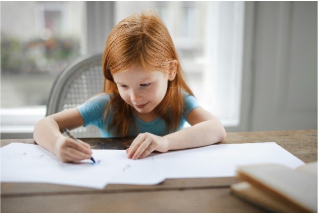 Fillette faisant des dessins